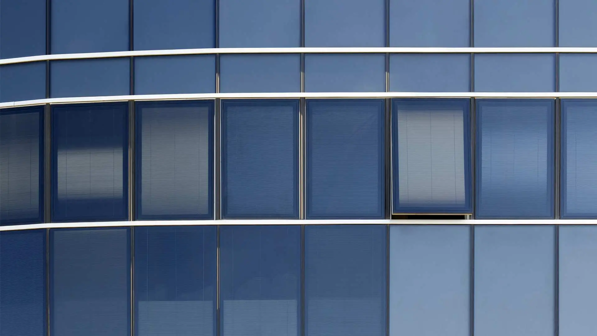 Integrated blinds in façades